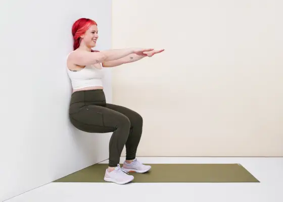 Cum să faci exercițiul de așezare pe perete pentru a-ți lumina complet quads