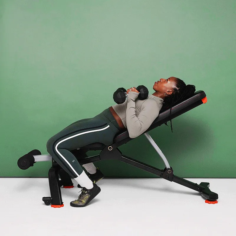 डम्बल के साथ छाती को झुकाएँ