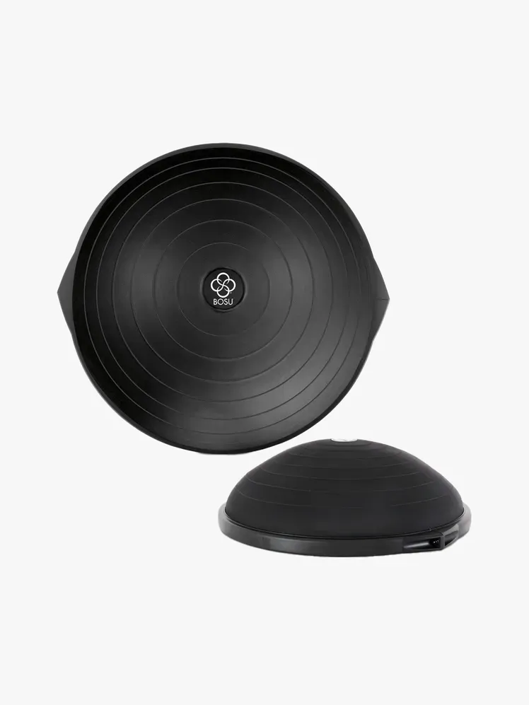 BOSU Pro Balance Trainer v značkovom komponente na svetlosivom podklade