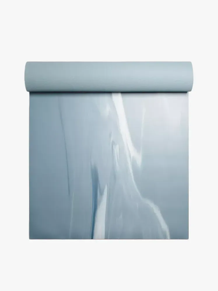 Lululemon The Mat ในส่วนประกอบที่มีตราสินค้าบนพื้นหลังสีเทาอ่อน