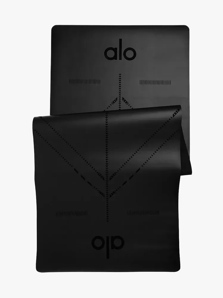 Alo Yoga Chakra Warrior Mat ในส่วนประกอบที่มีตราสินค้าบนพื้นหลังสีเทาอ่อน