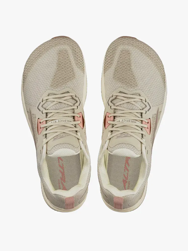 Altra Solstice XT 3 en componente de marca sobre fondo gris claro