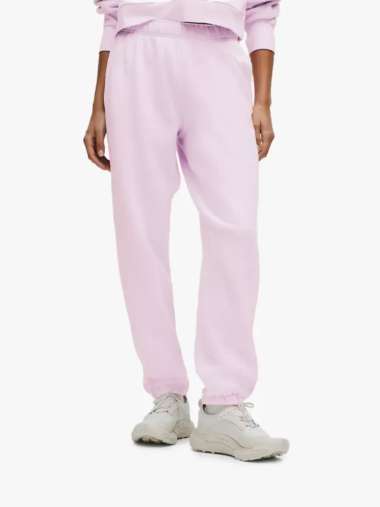 ライトグレーの背景にブランドコンポーネントのルルレモン スキューバ ミッドライズ オーバーサイズ ジョガー