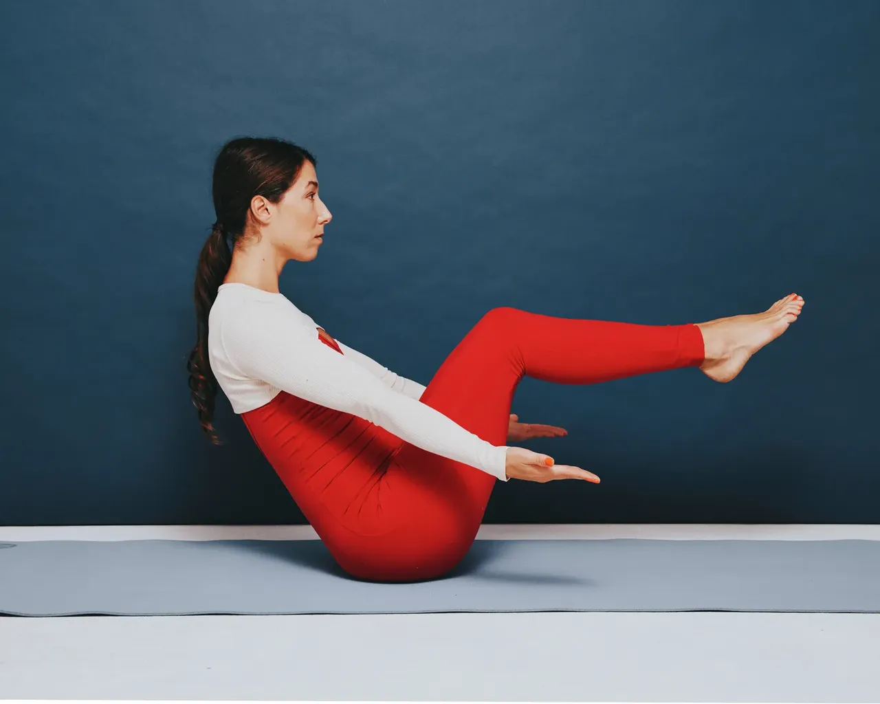 değiştirilmiş tekne pozu yapan kadın