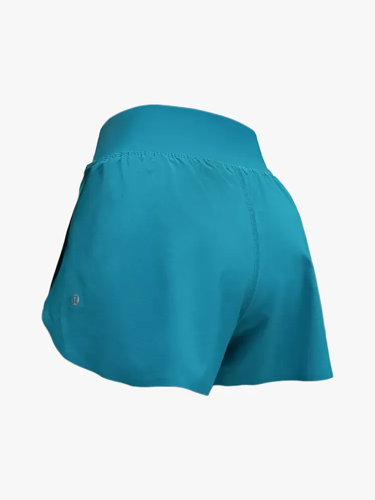 Lululemon 高速かつ無料のハイライズ クラシック フィット スプリット ショート 3、ライトグレーの背景にブランドのコンポーネントが入っています