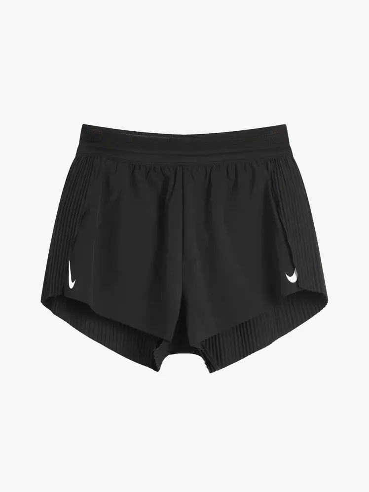 ライトグレーの背景にブランドコンポーネントの Nike AeroSwift ショーツ