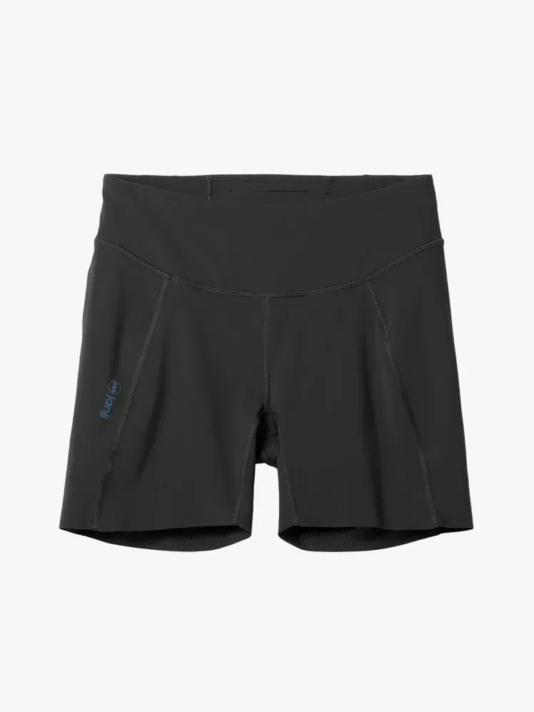 Janji ウィメンズ Pace 5 ショーツ、ライトグレーの背景にブランドコンポーネント