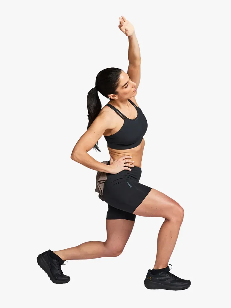 Janji ウィメンズ Pace 5 ショーツ、ライトグレーの背景にブランドコンポーネント