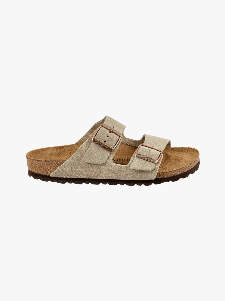 מיטה רכה של Birkenstock Arizona ברכיב ממותג על רקע אפור בהיר