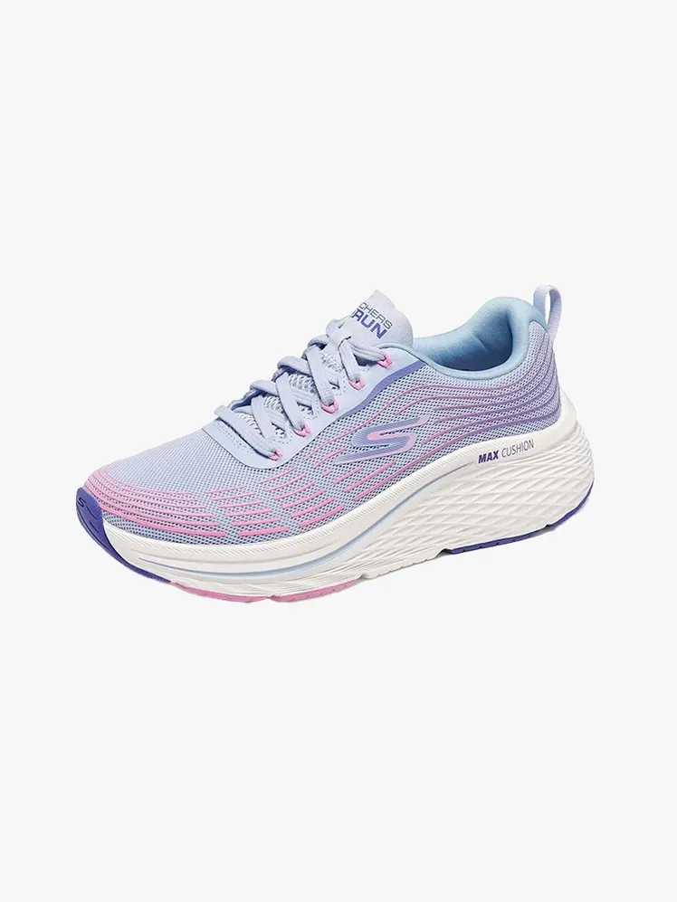 Skechers Max Cushioning Elite 2.0 ברכיב ממותג על רקע אפור בהיר