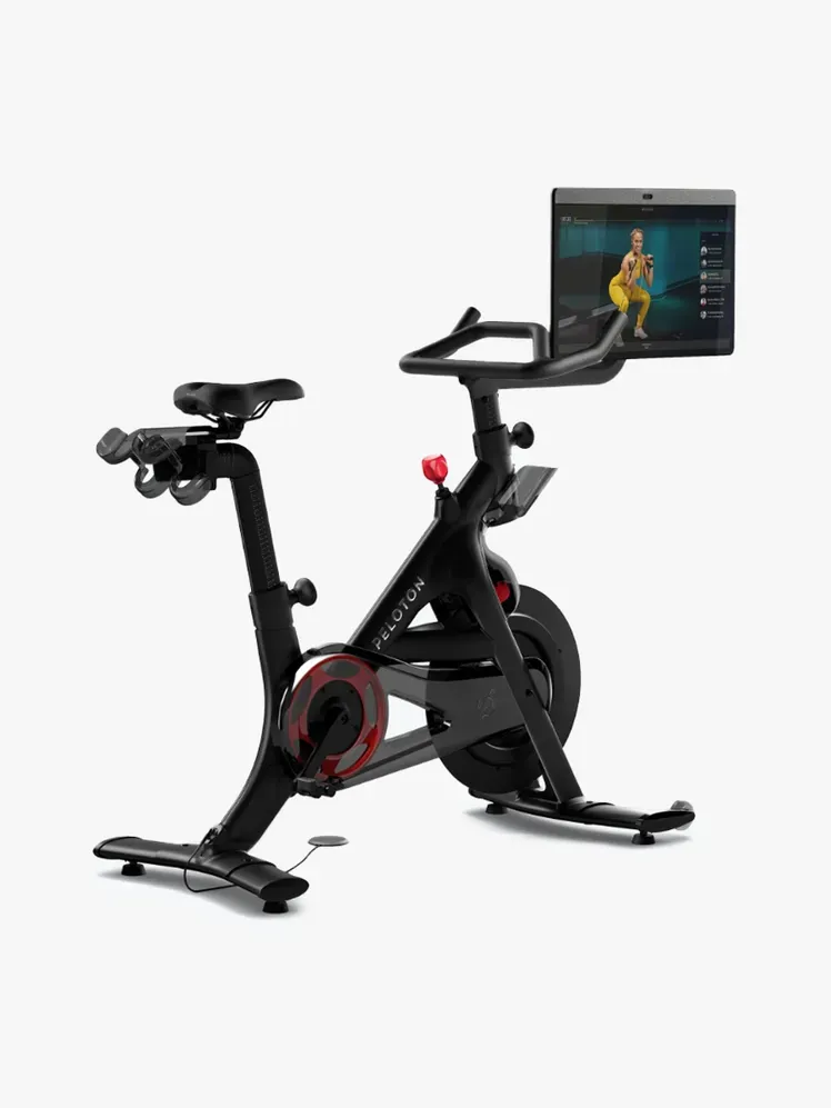 Peloton Bike+ dalam komponen bermerek dengan latar belakang abu-abu terang