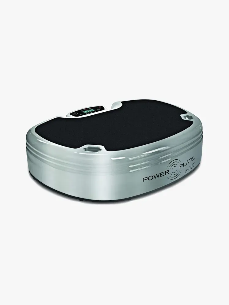 Power Plate Bergerak dalam komponen bermerek dengan latar belakang abu-abu terang