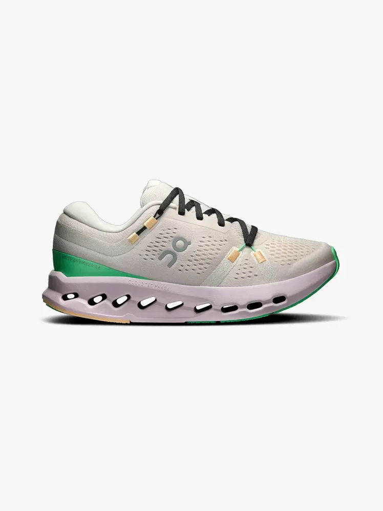 На Cloudsurfer 2 в фірмовому компоненті на світло-сірому фоні