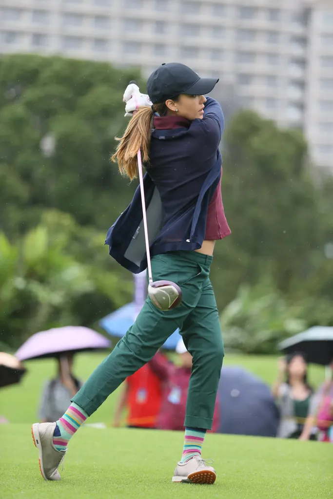 Зображення може містити Джессіка Альба Польовий одяг Взуття Взуття Капелюх Людина на відкритому повітрі Природа Бейсболка та кепка