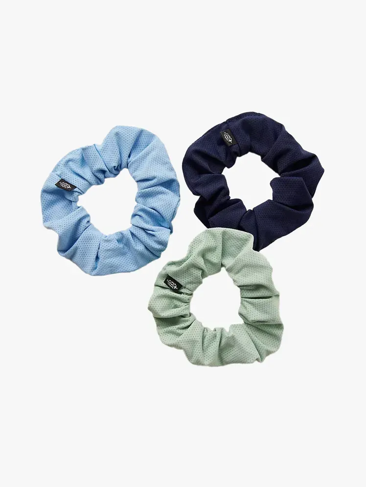 FP Movement Jumpshot Scrunchie у фірмовому компоненті на світло-сірому фоні