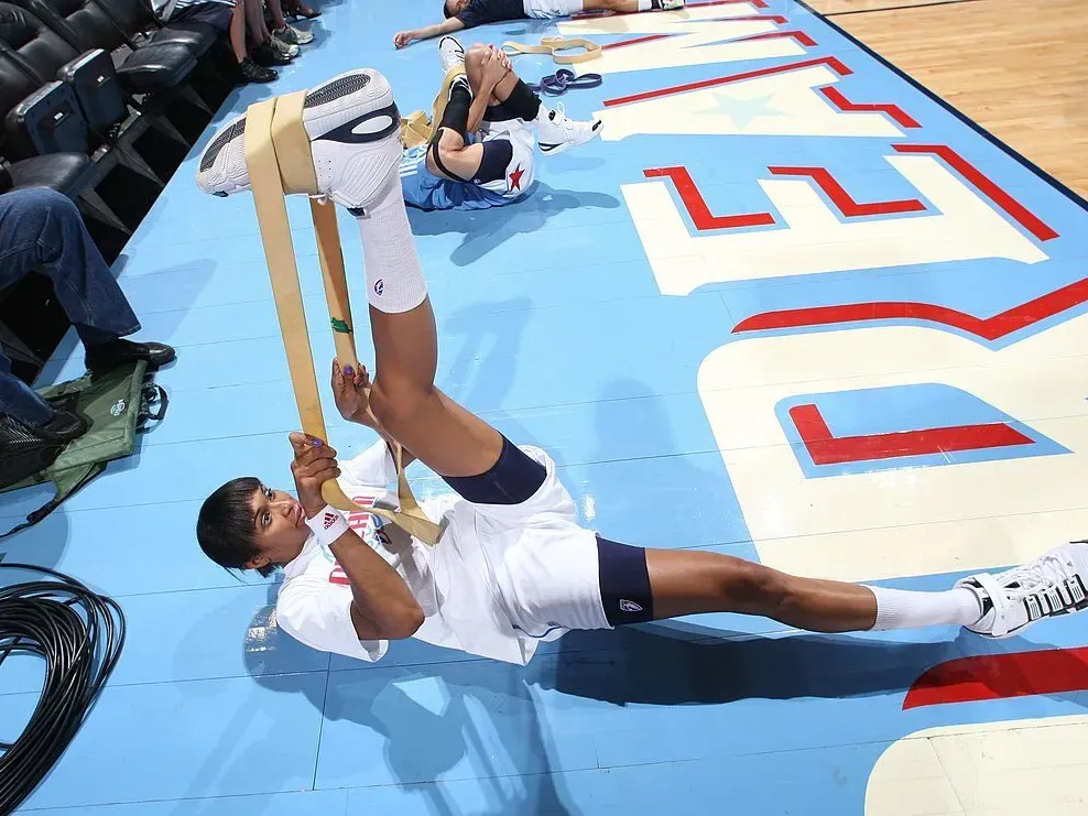 วิธีที่ดีที่สุดในการบรรเทาอาการปวดกล้ามเนื้อ ตามที่เทรนเนอร์ของ WNBA กล่าว