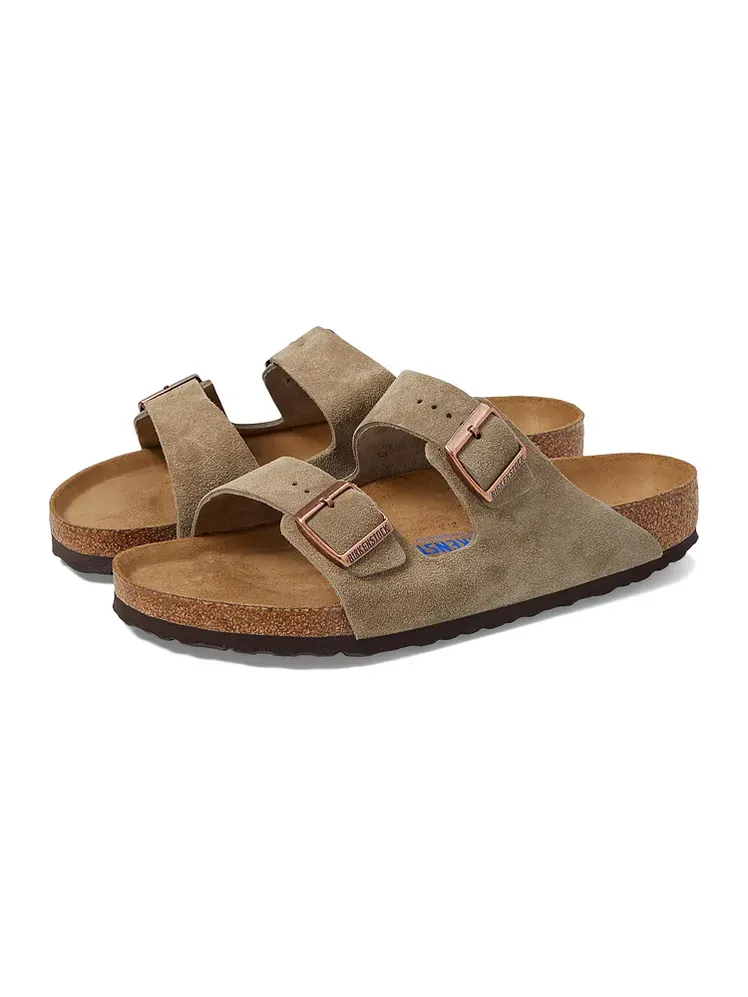 Arizona Soft Footbed-sandaler i ruskindsfarvet taupe-farve på hvid baggrund