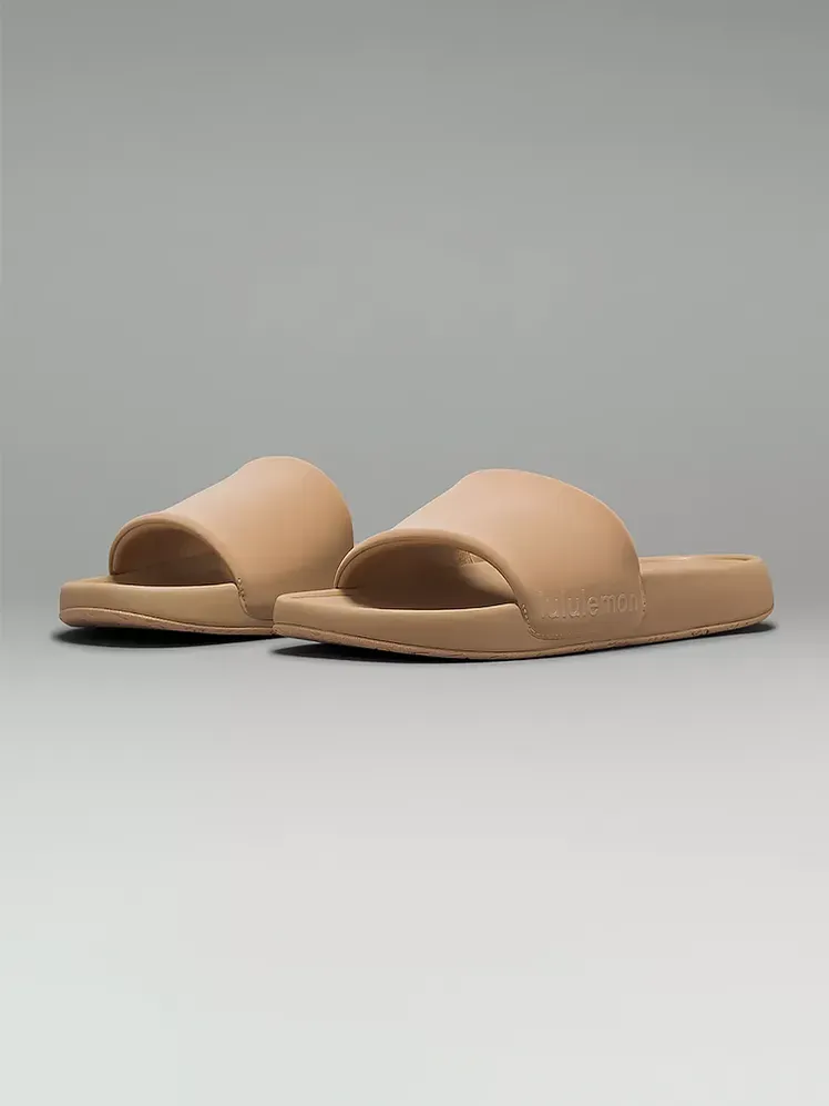 Restfeel Slide i neutral farvemåde på grå baggrund