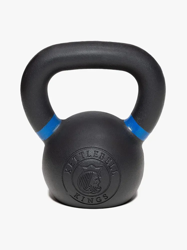 Açık gri arka plan üzerinde markalı bileşenli Kettlebell Kings Powder Coat Kettlebell