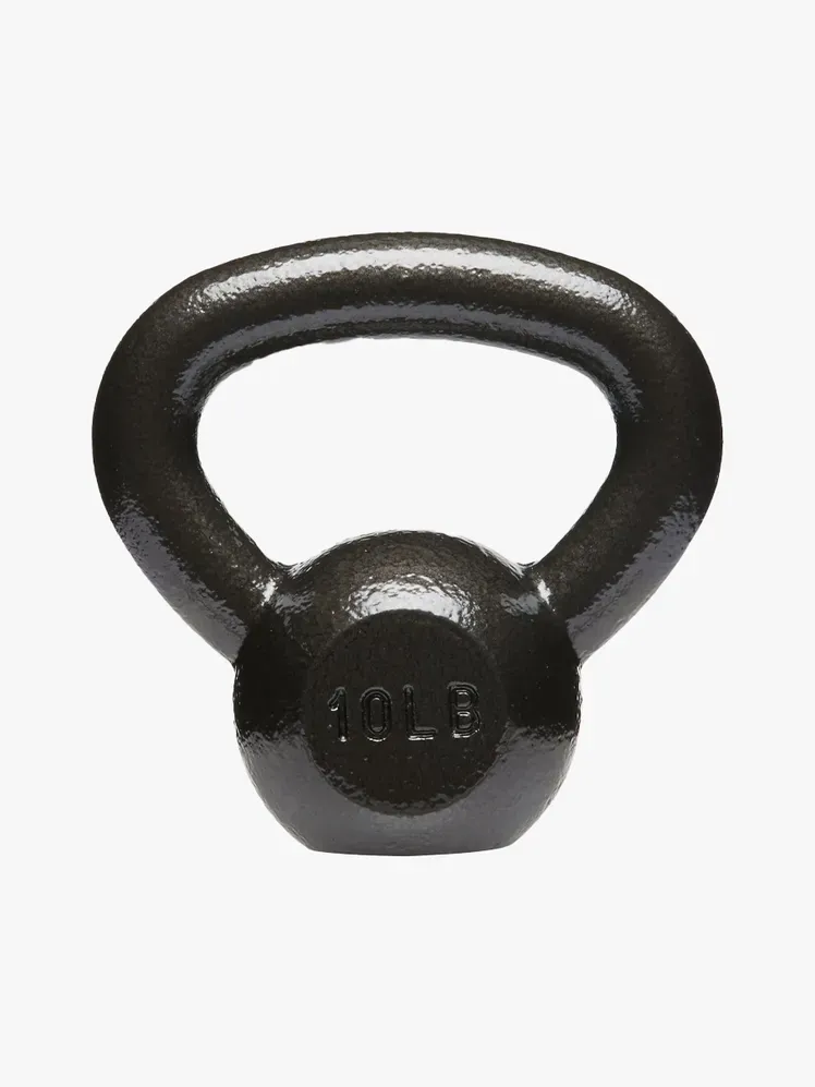 Amazon Basics Dökme Demir 10 Kiloluk Kettlebell, açık gri arka plan üzerinde markalı bileşende