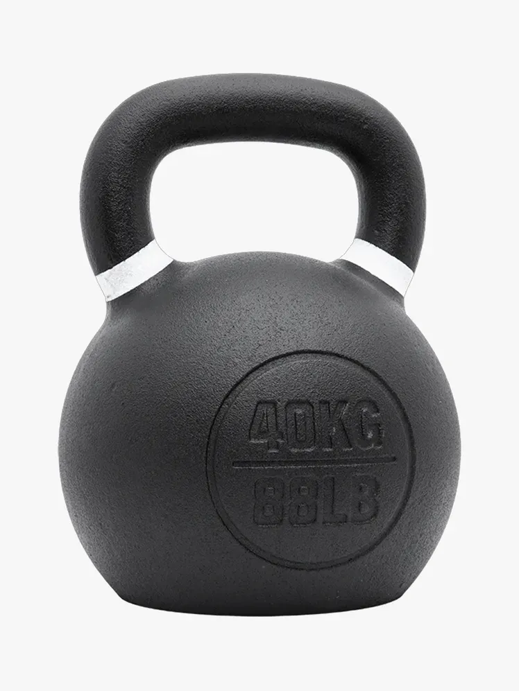 Açık gri arka plan üzerinde markalı bileşenli Rogue Fitness Kettlebell Toz Kaplama