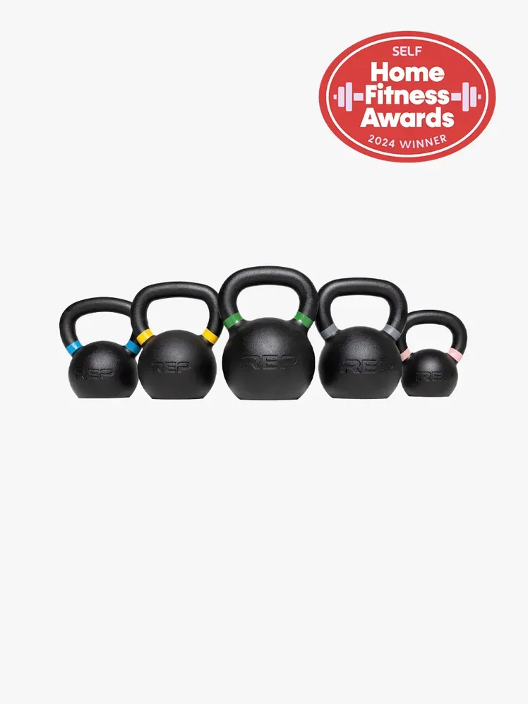 Açık gri arka plan üzerinde markalı bileşenlere sahip Rep Fitness Kettlebell