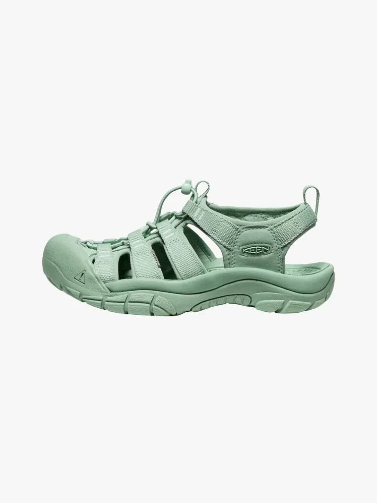 Sandál Keen Newport H2 ve značkovém komponentu na světle šedém pozadí