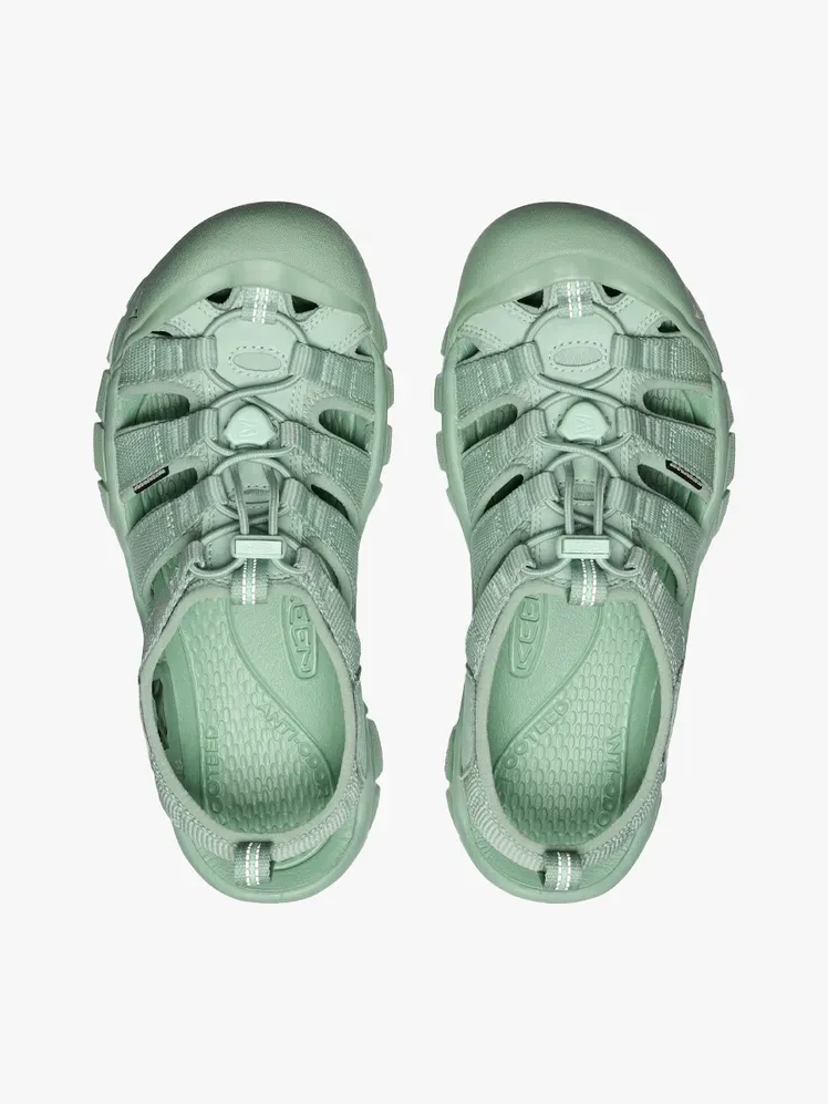 Sandál Keen Newport H2 ve značkovém komponentu na světle šedém pozadí