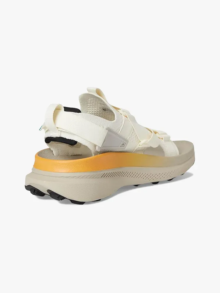 Teva Aventrail ve značkovém komponentu na světle šedém podkladu