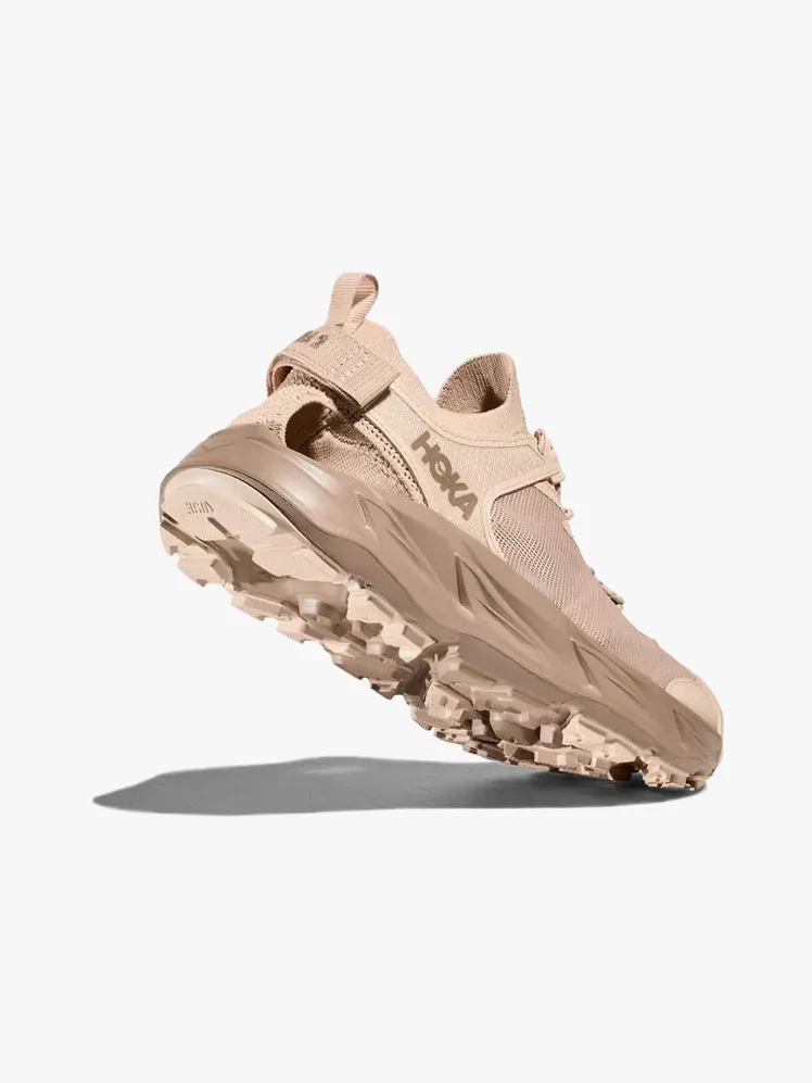 Hoka Hopara 2 ve značkovém komponentu na světle šedém podkladu