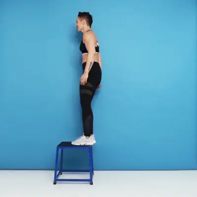 La imagen puede contener muebles Persona humana Espalda Taburete de bar Ropa Zapato Calzado y vestimenta