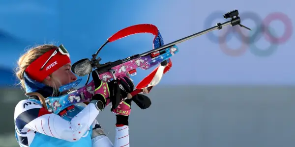 Cos'è un biathlon e alcuni fatti importanti da sapere sull'evento olimpico invernale