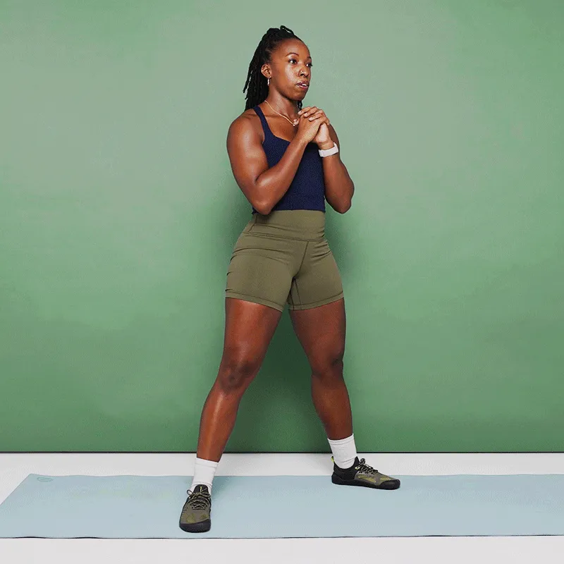 sumo squat-handen gevouwen