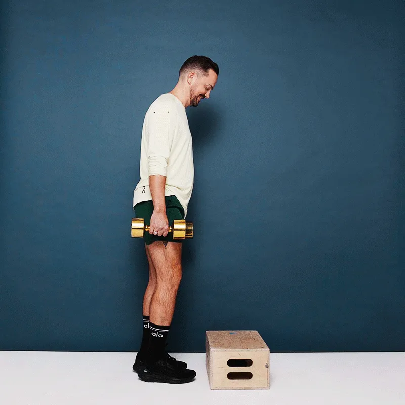 Ga voor een stevige kist staan ​​of zet uw voeten op heupbreedte uit elkaar. Houd een halter in elke hand en armen langs uw lichaam. Stap op...