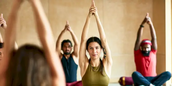 11 dalykų, kuriuos reikia žinoti prieš pradėdami pirmąją Vinyasa jogos pamoką
