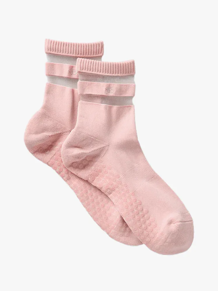 Пулсе Грип чарапа у ружичастој боји на светло сивој позадини