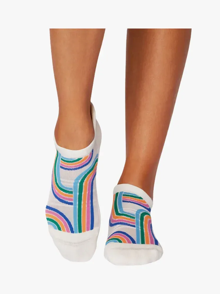 Слика може да садржи: Одећа Обућа Ципеле Патике Чарапе и чарапе