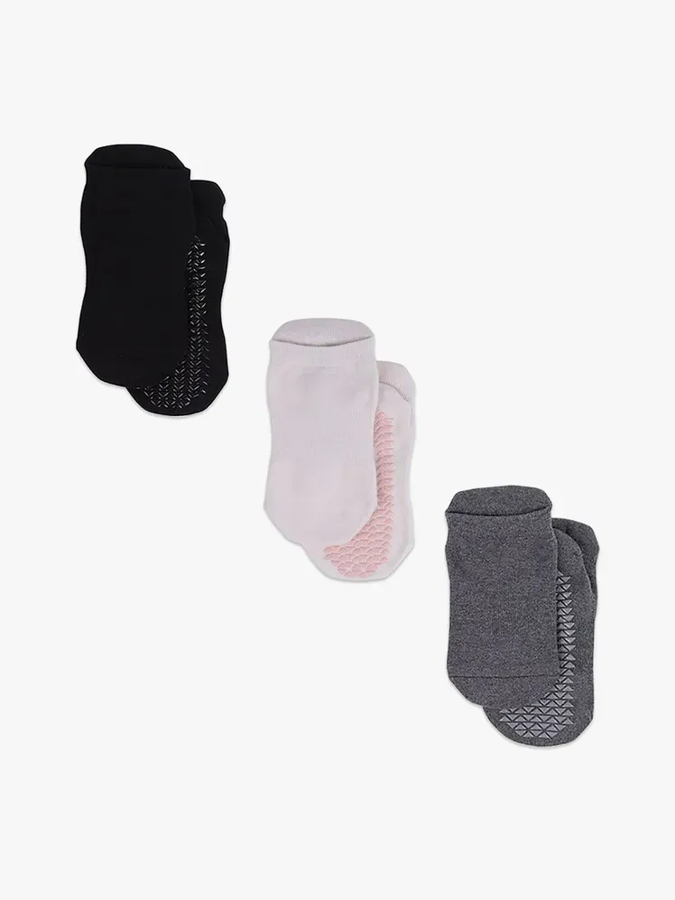 Грип Чарапе у три боје на светлосивој позадини