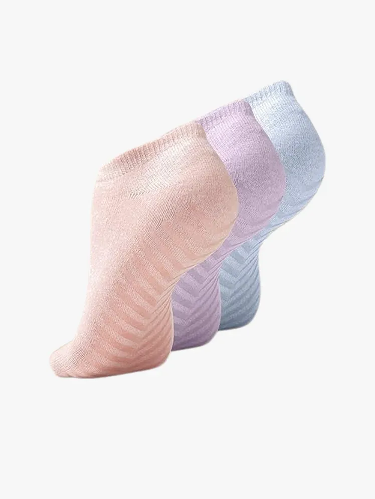 Слика може да садржи: Чарапе од одеће, чарапе и шешир