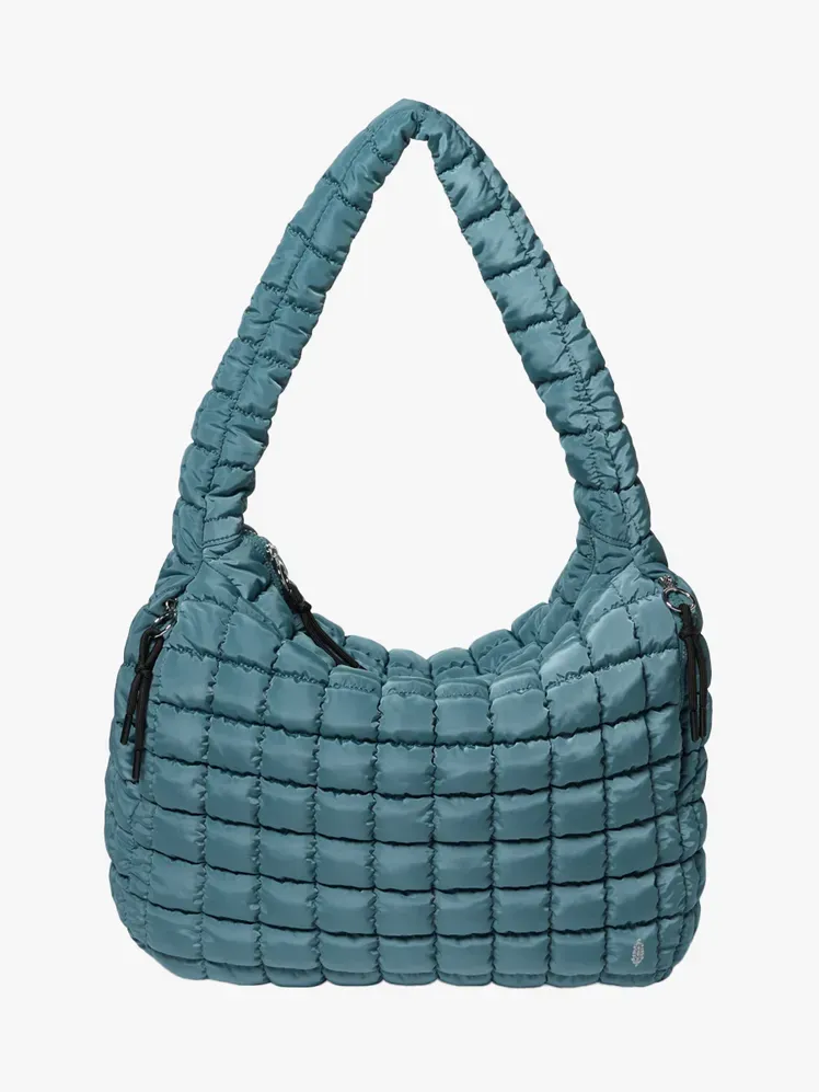 תיק Carryall Quilted FP Movement ברכיב ממותג על רקע אפור בהיר