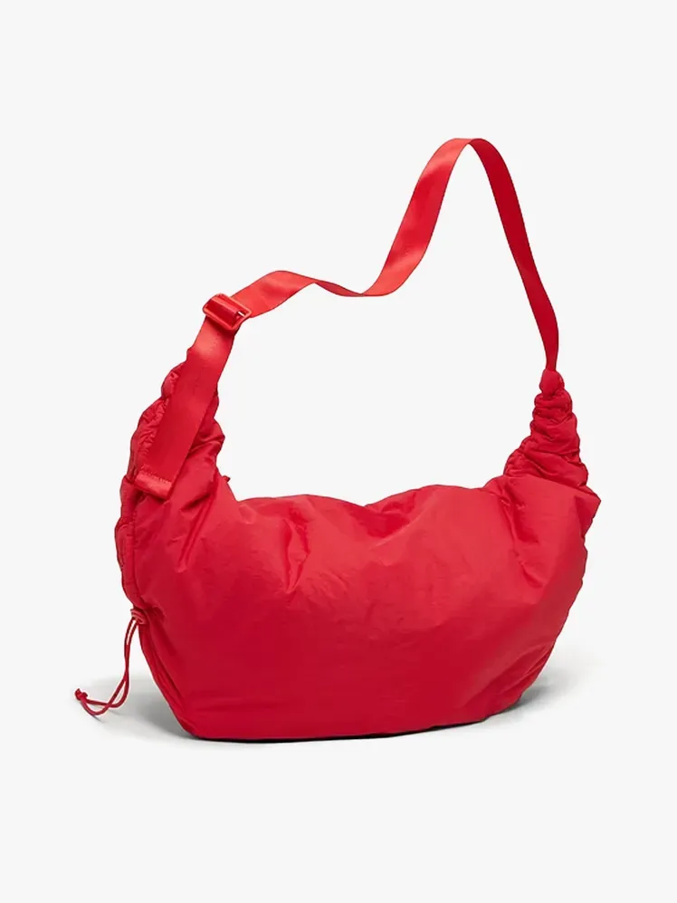 Old Navy Macro Trek Bag ברכיב ממותג על רקע אפור בהיר