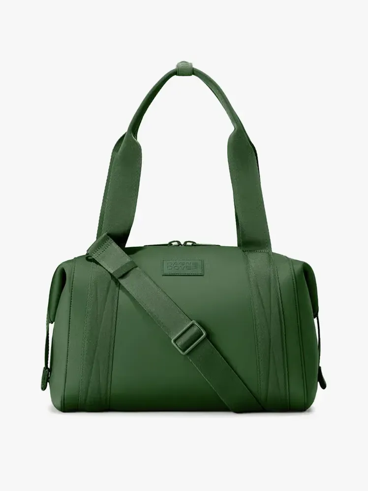 תיק Carryall של Dagne Dover Landon ניאופרן ברכיב ממותג על רקע אפור בהיר