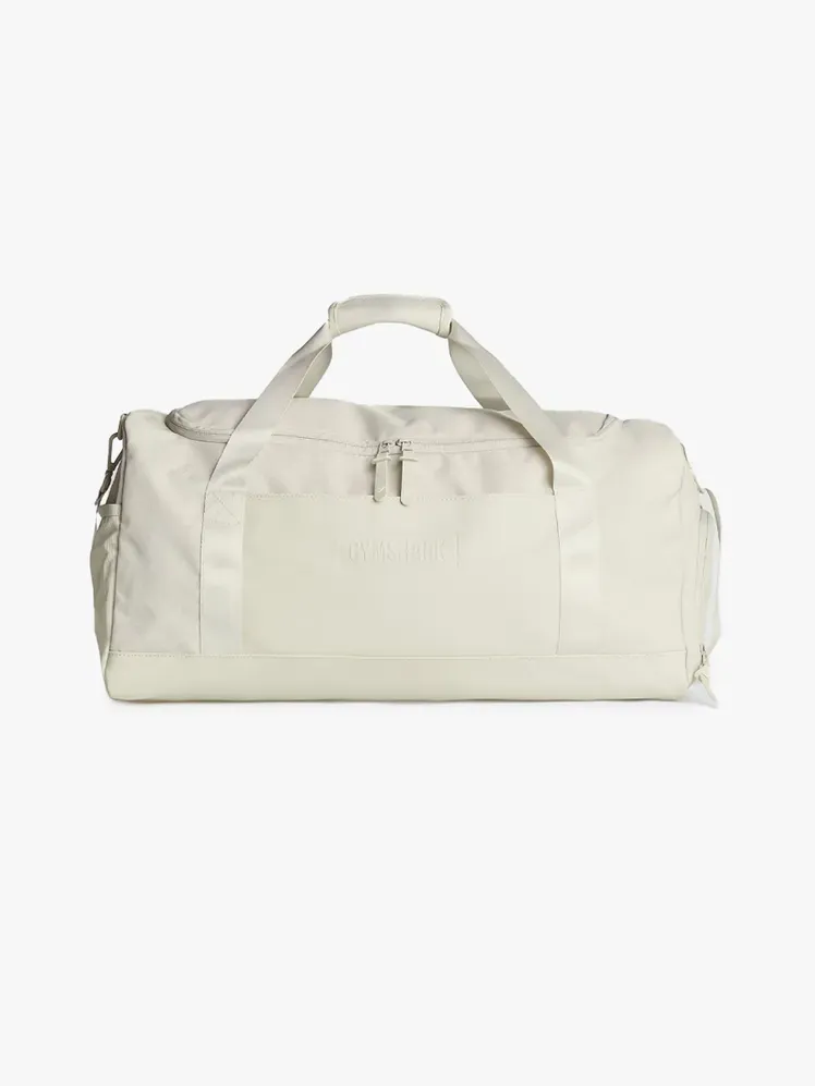 Gymshark Everyday Gym Bag Medium ברכיב ממותג על רקע אפור בהיר