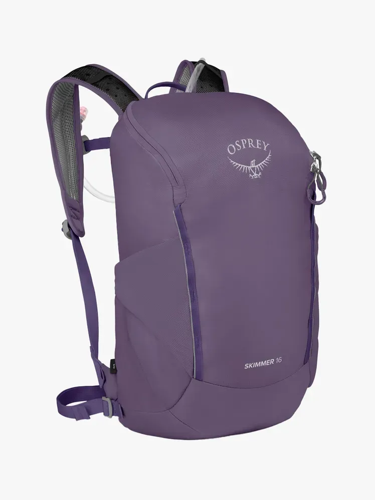 Osprey Skimmer 16 Hydration Pack ברכיב ממותג על רקע אפור בהיר