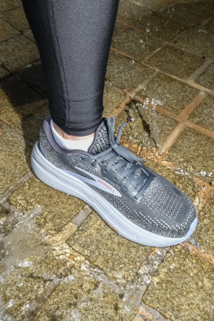 ब्रूक्स घोस्ट मैक्स 2 का परीक्षण करते हुए वरिष्ठ वाणिज्य संपादक सारा फेलबिन की तस्वीर