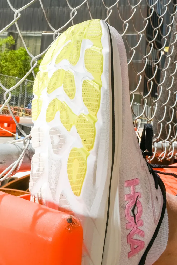 होका क्लिफ्टन 10 का परीक्षण करते हुए SELF वरिष्ठ वाणिज्य संपादक सारा फेलबिन की तस्वीर