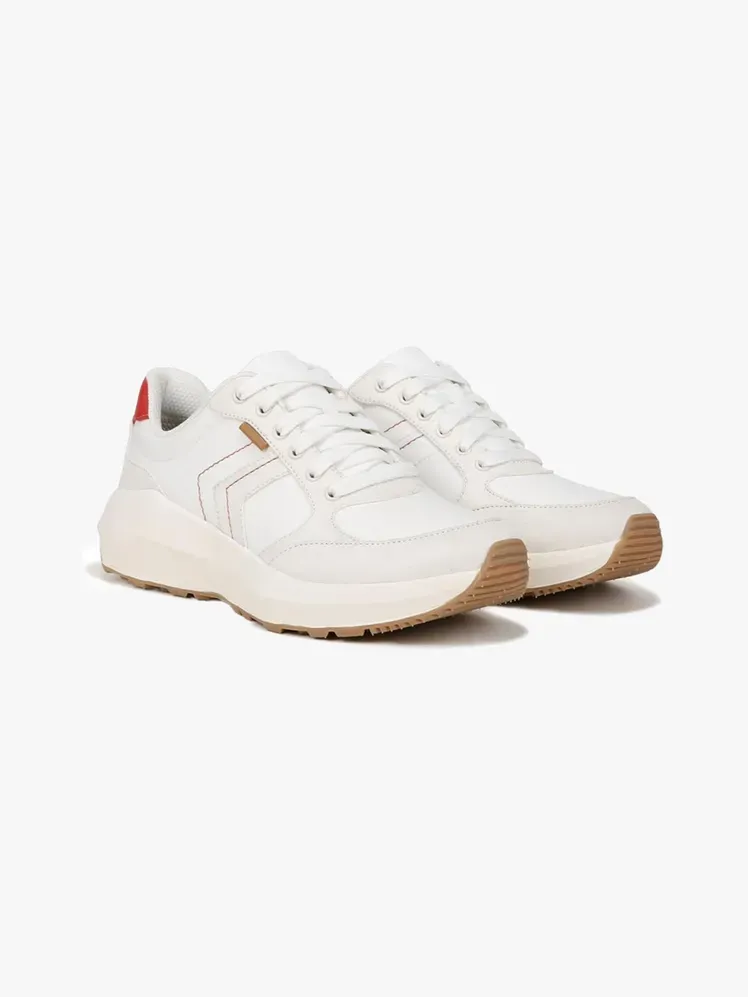 हल्के भूरे रंग की पृष्ठभूमि पर ब्रांडेड घटक में डॉ. स्कोल का हन्ना रेट्रो स्नीकर