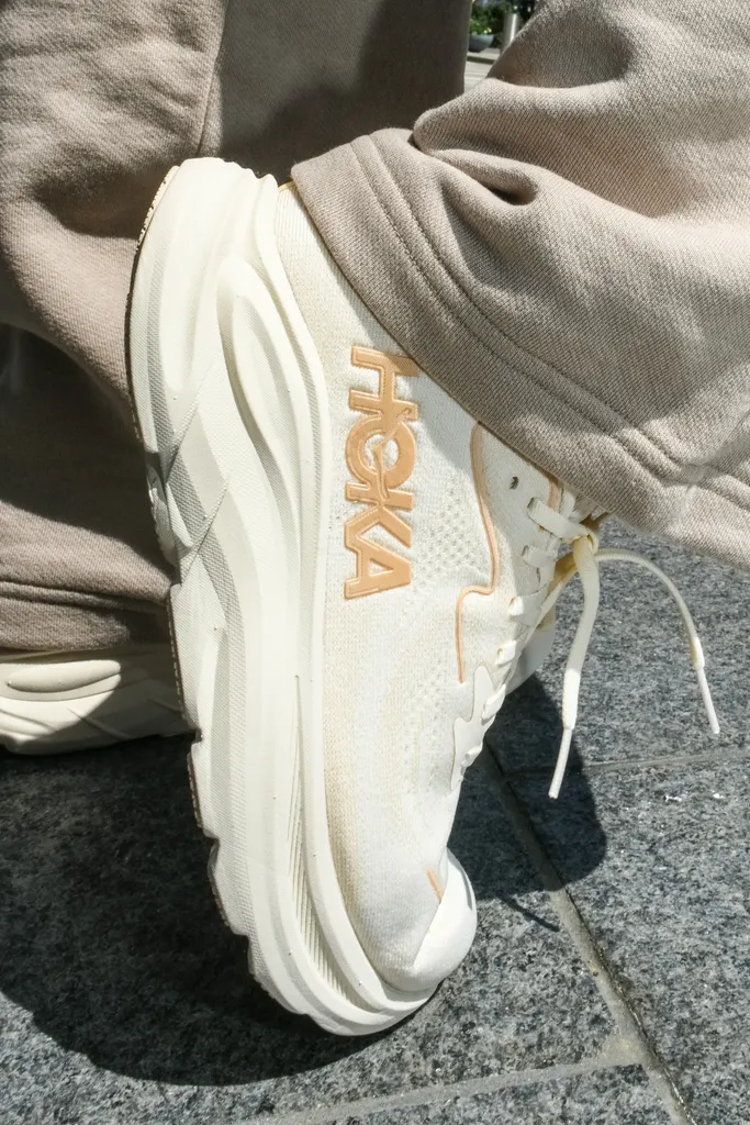 होका बॉन्डी 9 का परीक्षण करते हुए SELF वरिष्ठ वाणिज्य संपादक सारा फेलबिन की तस्वीर