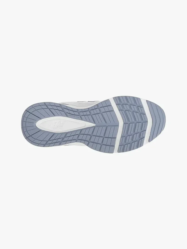 हल्के भूरे रंग की पृष्ठभूमि पर ब्रांडेड घटक में नया बैलेंस 608 वी5 क्रॉस ट्रेनर्स