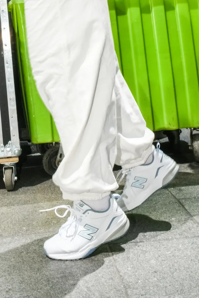 न्यू बैलेंस 608 वी5 क्रॉस ट्रेनर्स का परीक्षण करते हुए शॉपिंग मार्केट संपादक एंजेला ट्रैकोशिस की तस्वीर